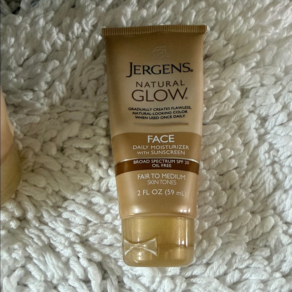 Daily Moisturizer for Fair to Medium Skin Tones - Picture 5 of 5